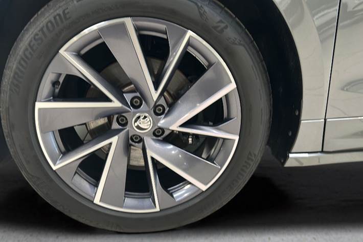 Grå Skoda Enyaq fra 2023