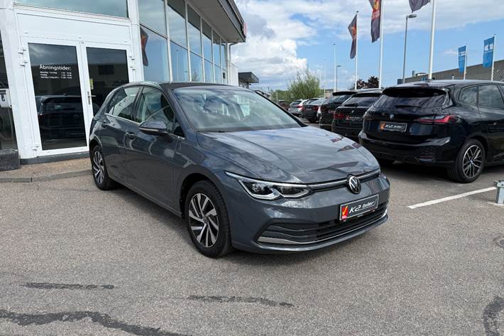 Grå VW Golf VIII fra 2021