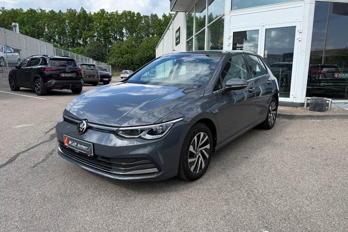 Grå VW Golf VIII fra 2021