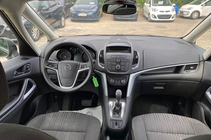 Sort Opel Zafira Tourer fra 2012