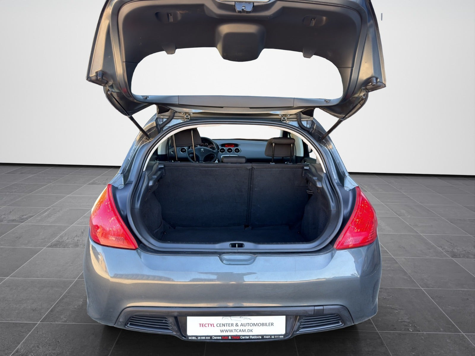 Grå Peugeot 308 fra 2013