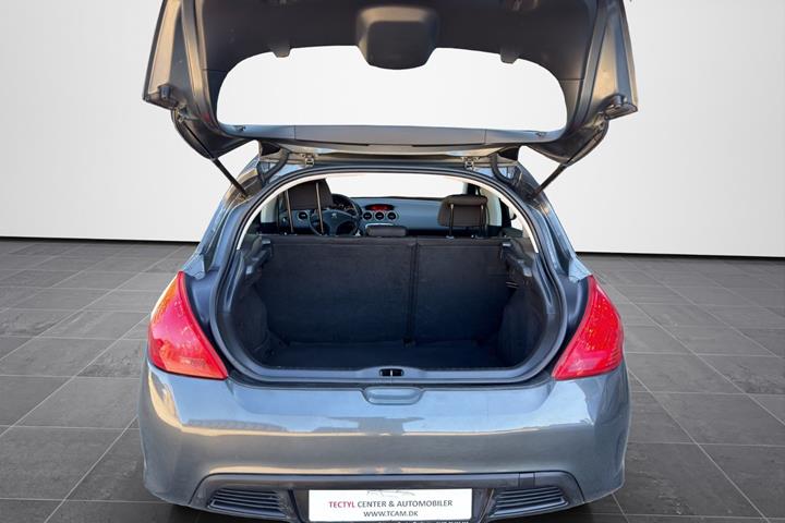 Grå Peugeot 308 fra 2013