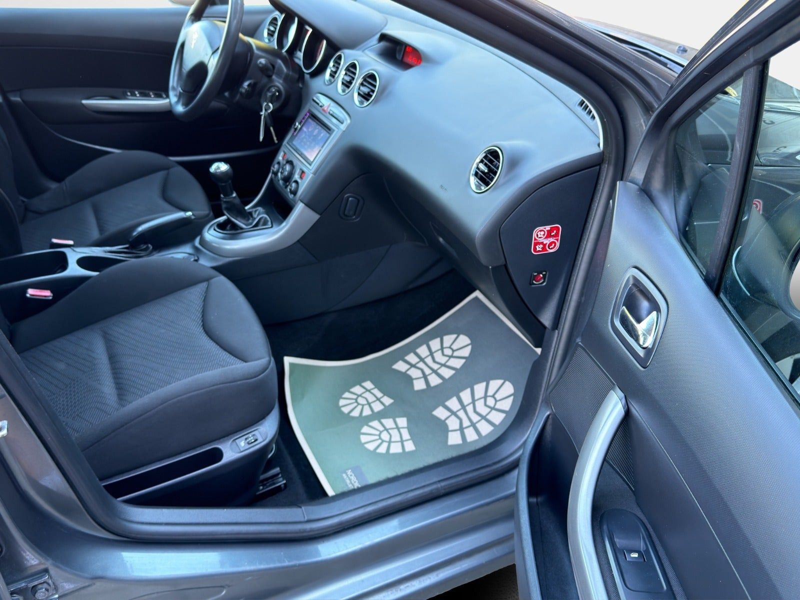 Grå Peugeot 308 fra 2013
