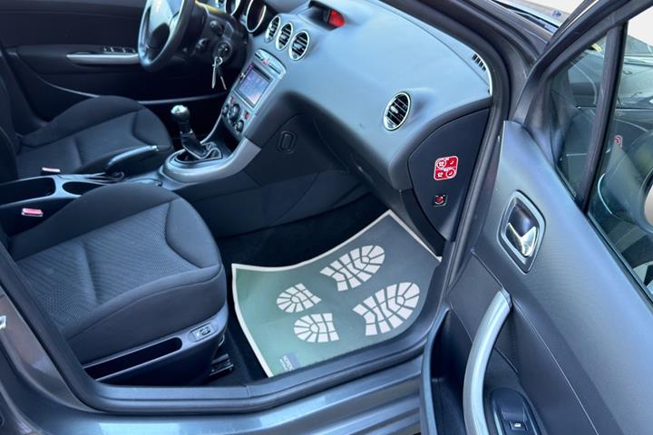 Grå Peugeot 308 fra 2013
