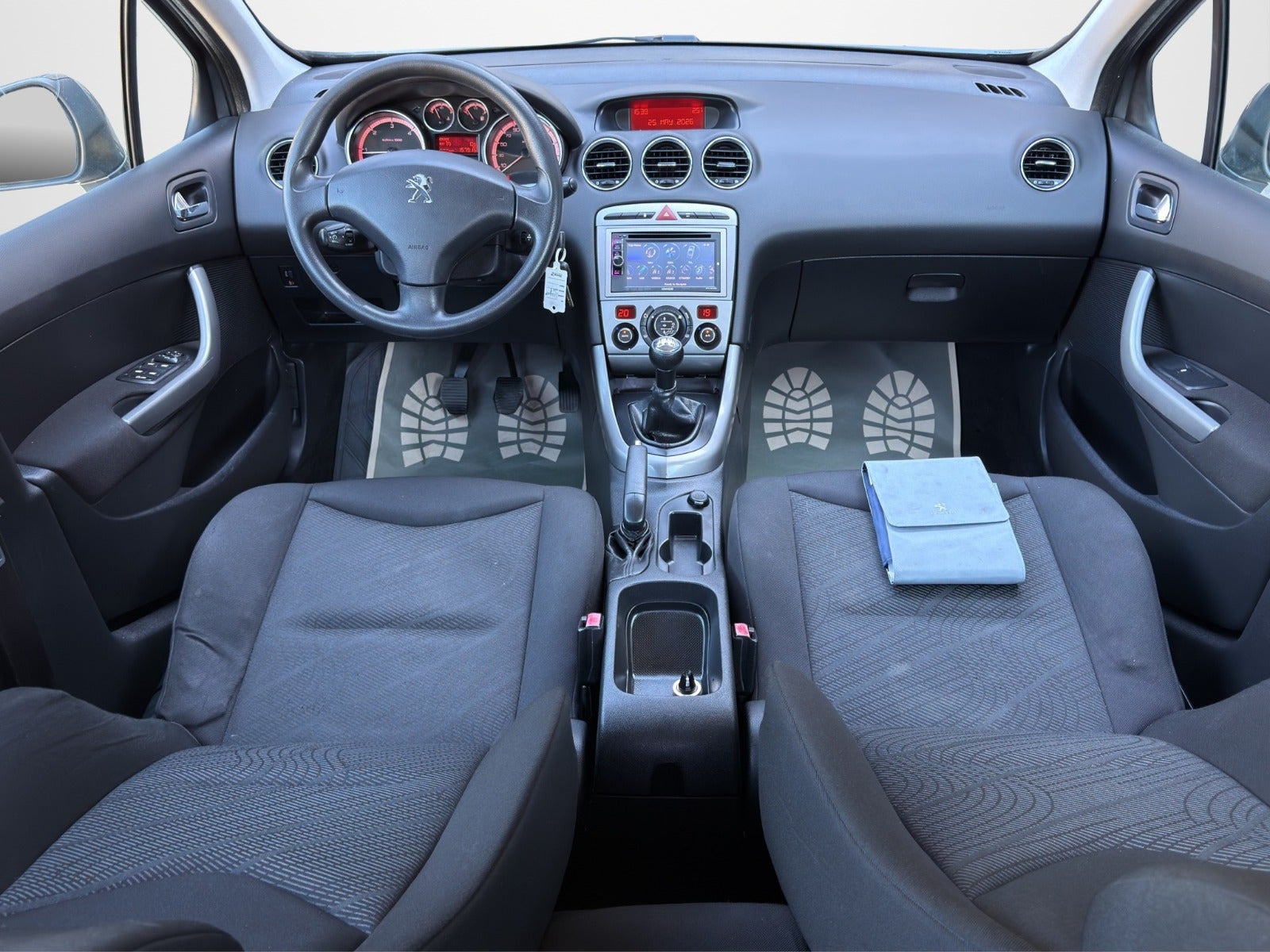 Grå Peugeot 308 fra 2013