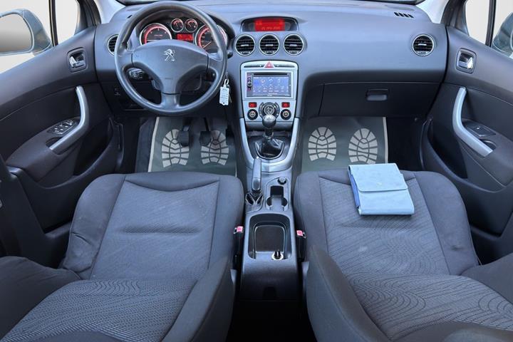 Grå Peugeot 308 fra 2013