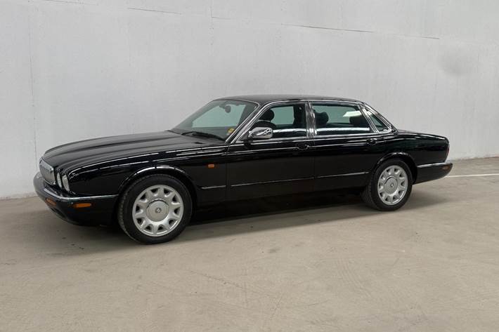 Sort Jaguar XJ8 fra 2000
