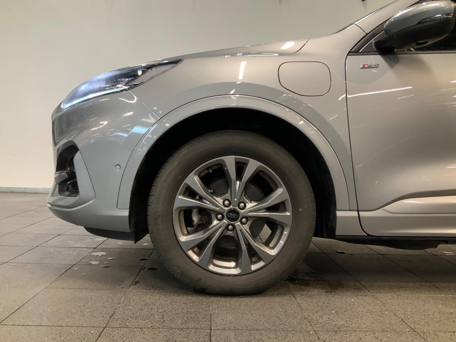 Grå Ford Kuga fra 2023