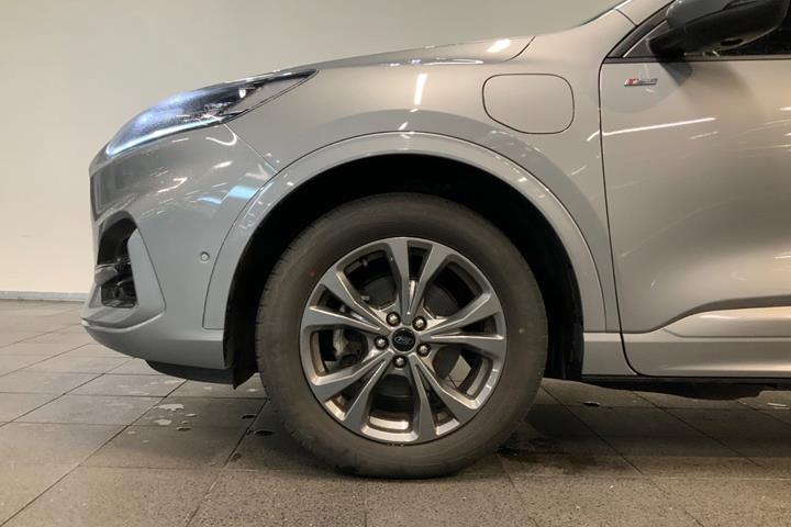 Grå Ford Kuga fra 2023