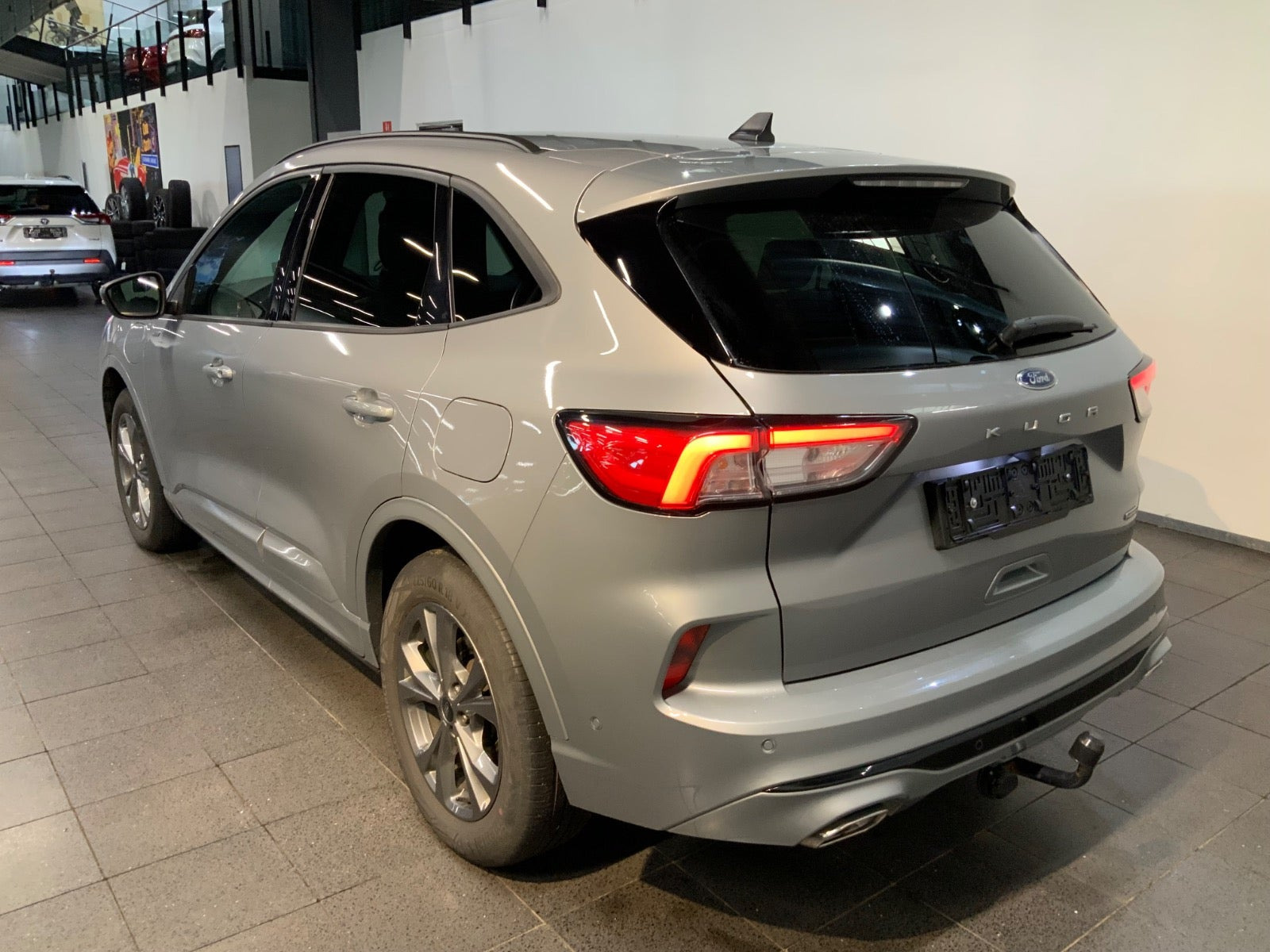 Grå Ford Kuga fra 2023