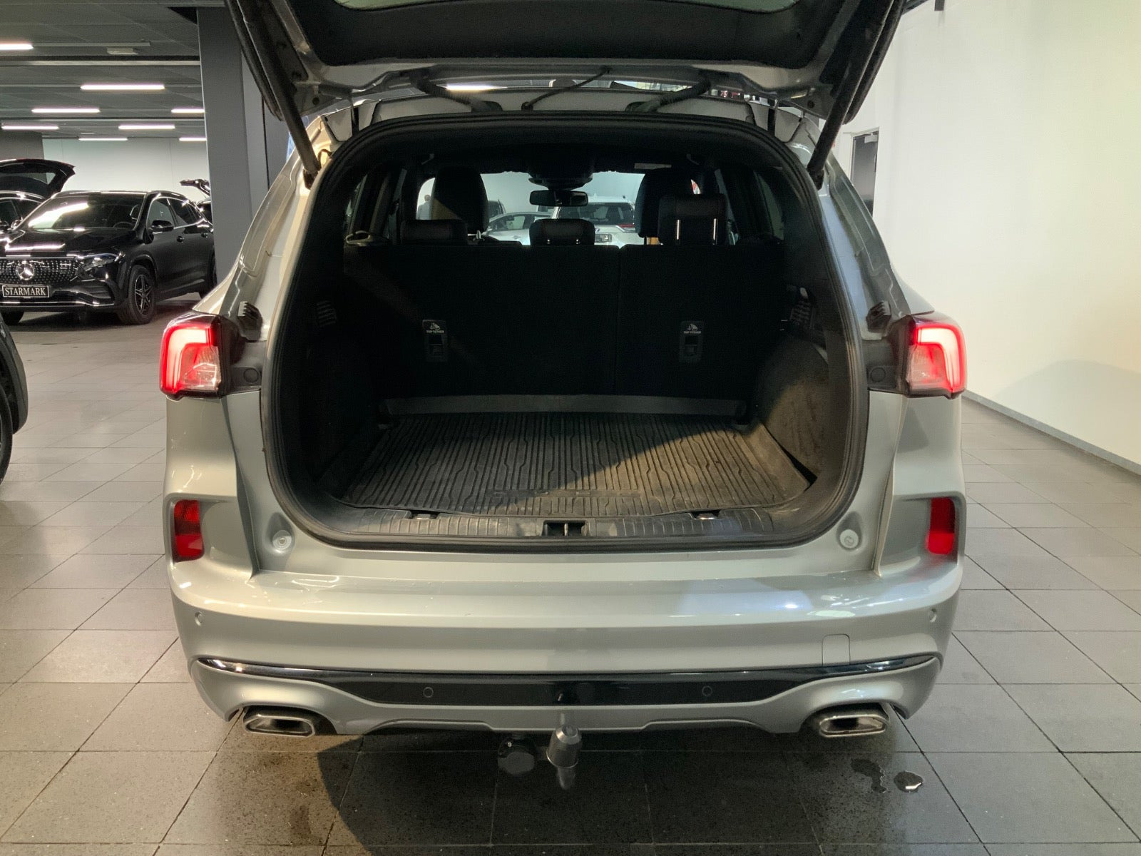 Grå Ford Kuga fra 2023