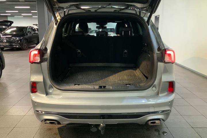 Grå Ford Kuga fra 2023