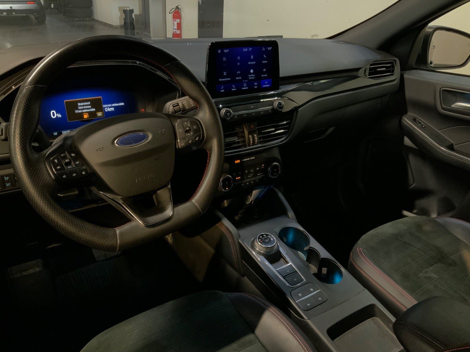 Grå Ford Kuga fra 2023