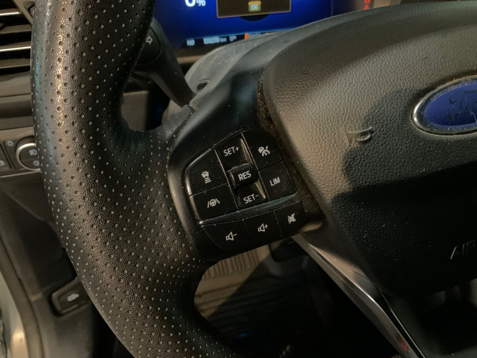 Grå Ford Kuga fra 2023