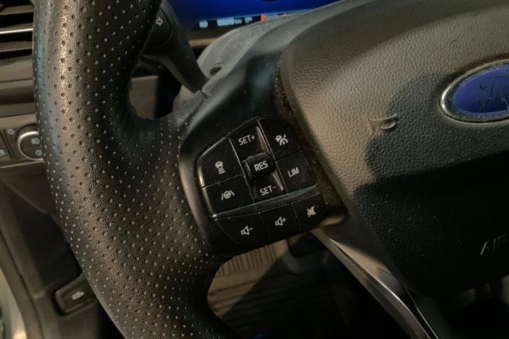 Grå Ford Kuga fra 2023
