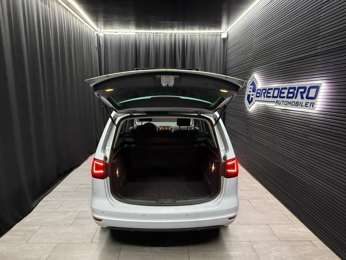 Hvid Seat Alhambra fra 2017 set indefra