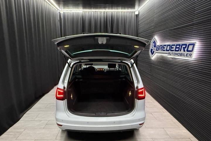 Hvid Seat Alhambra fra 2017 set indefra