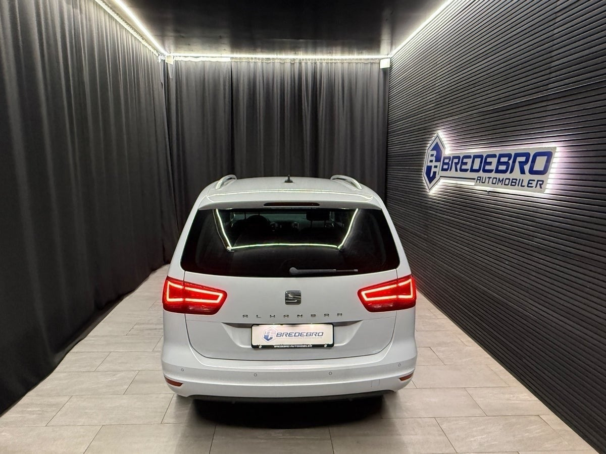 Hvid Seat Alhambra fra 2017 set udefra