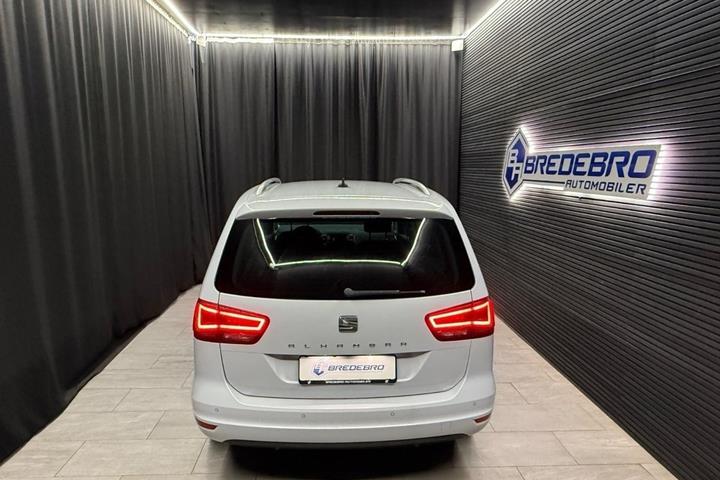 Hvid Seat Alhambra fra 2017 set udefra