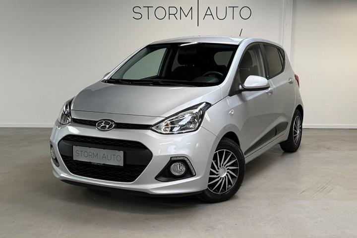 Sølv Hyundai i10 fra 2016 set udefra