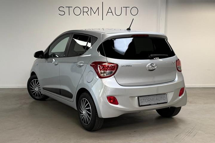 Sølv Hyundai i10 fra 2016