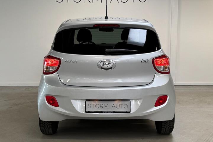 Sølv Hyundai i10 fra 2016