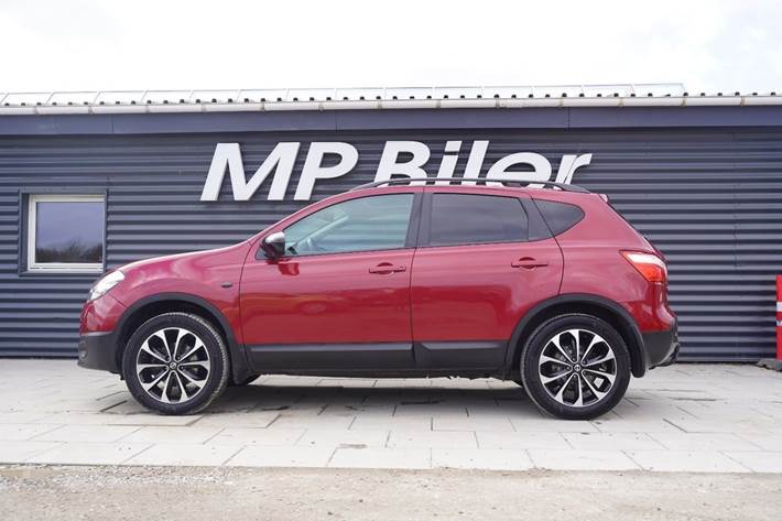 Rød Nissan Qashqai fra 2011