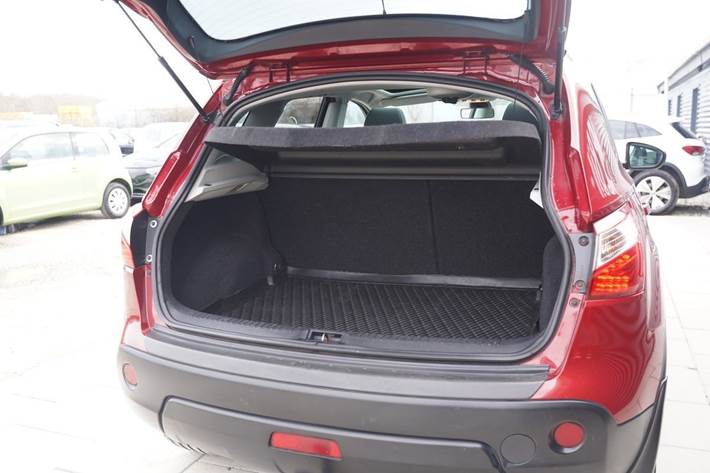 Rød Nissan Qashqai fra 2011