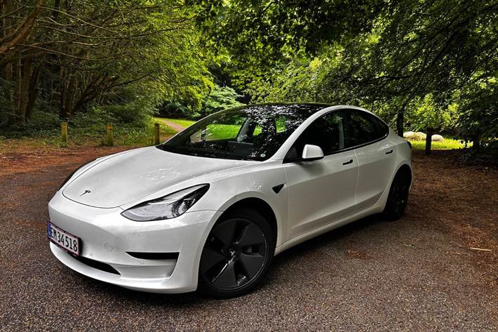 Hvid Tesla Model 3 fra 2021