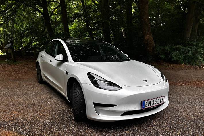 Hvid Tesla Model 3 fra 2021