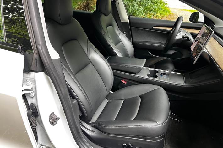 Hvid Tesla Model 3 fra 2021