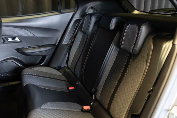 Grå Peugeot e-2008 fra 2025