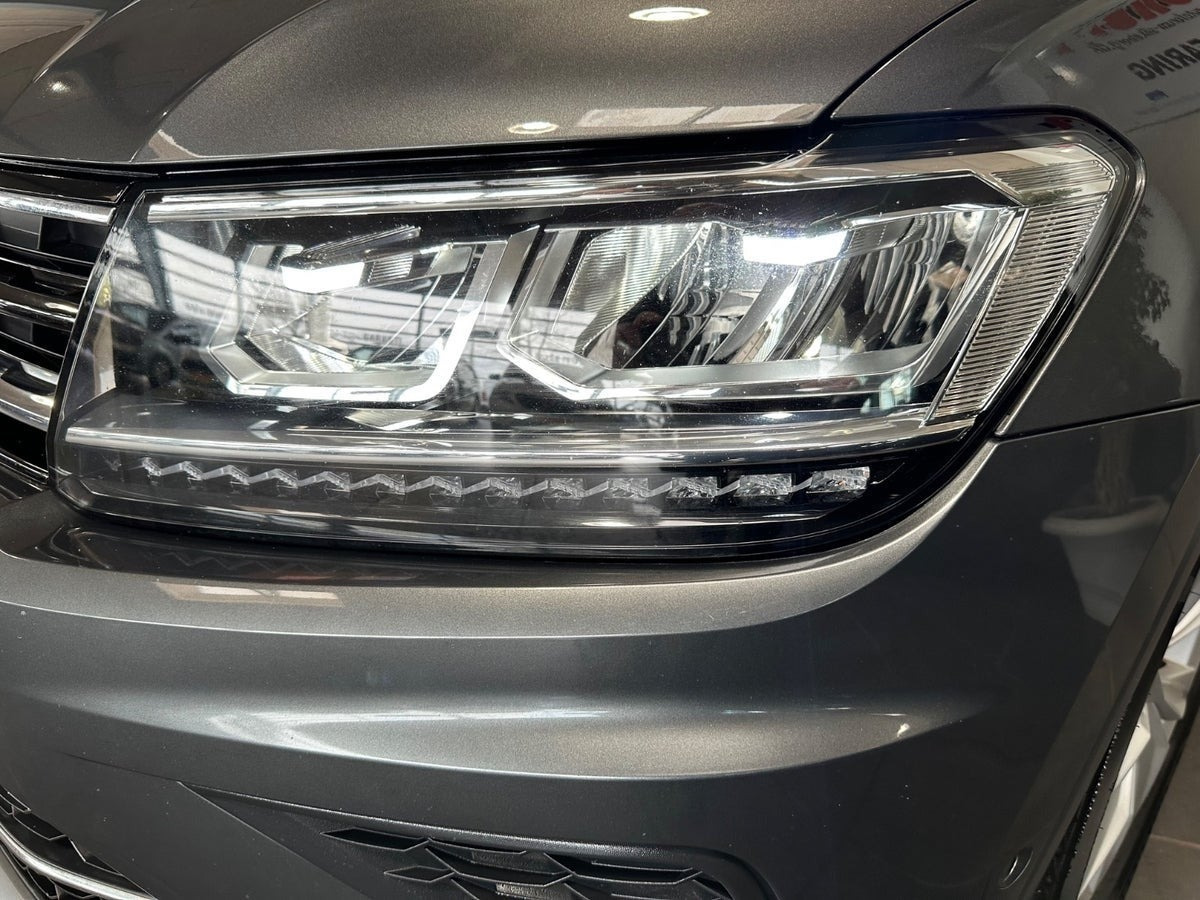 Grå VW Tiguan fra 2017