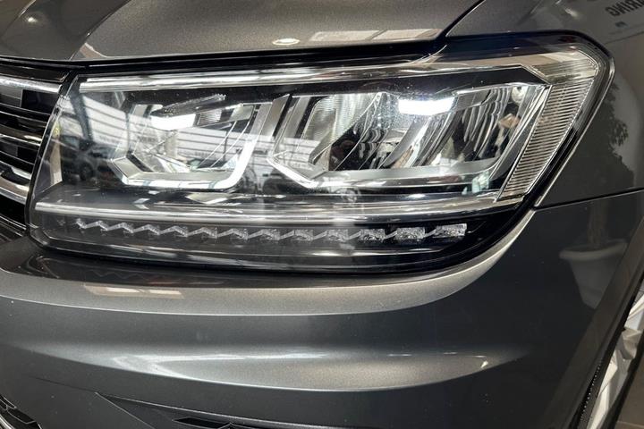 Grå VW Tiguan fra 2017