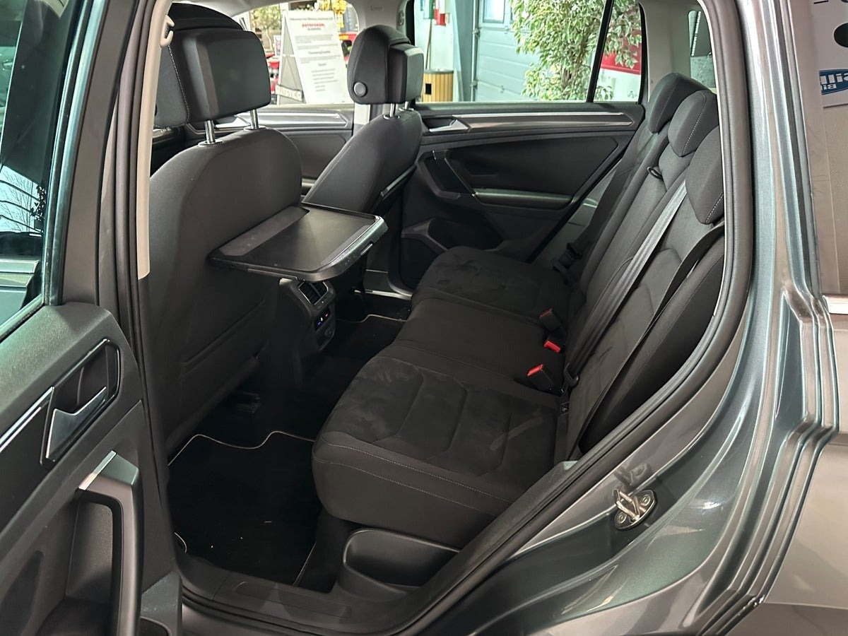 Grå VW Tiguan fra 2017