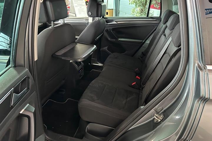 Grå VW Tiguan fra 2017
