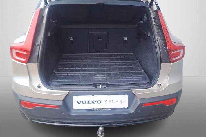 Beige Volvo XC40 fra 2023