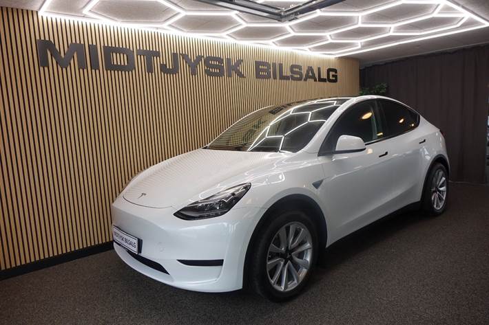 Hvid Tesla Model Y fra 2023 set udefra