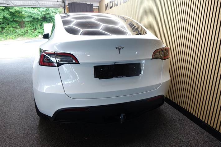 Hvid Tesla Model Y fra 2023