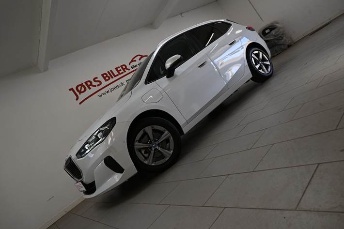 Hvid BMW 225e fra 2025
