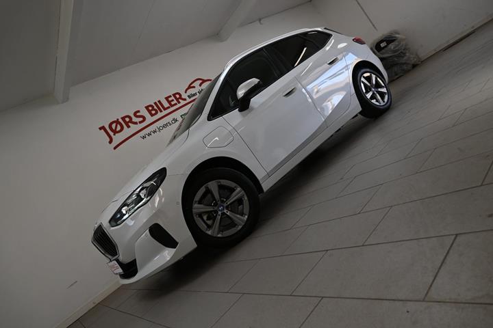 Hvid BMW 225e fra 2025