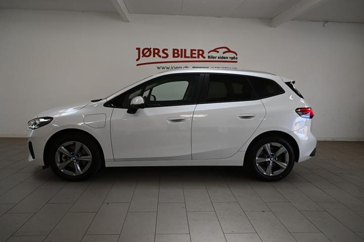 Hvid BMW 225e fra 2025