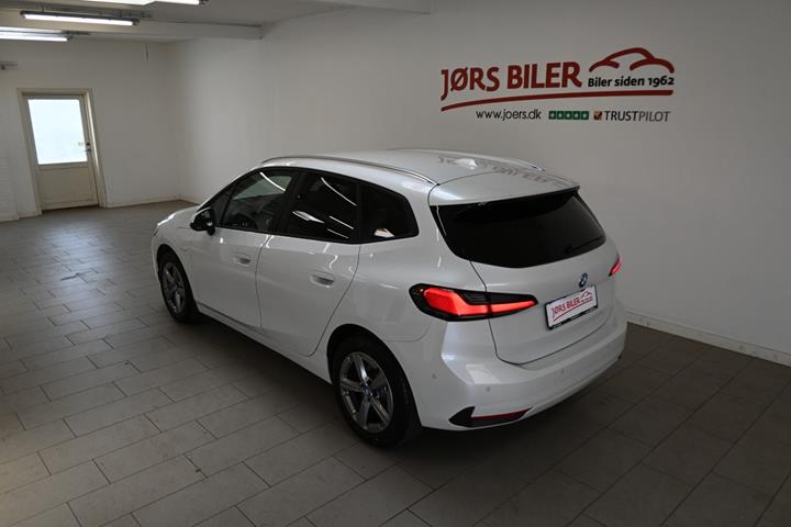 Hvid BMW 225e fra 2025