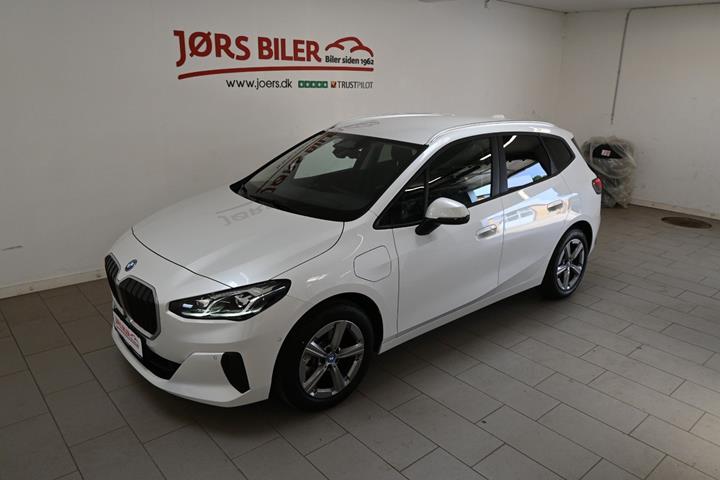Hvid BMW 225e fra 2025