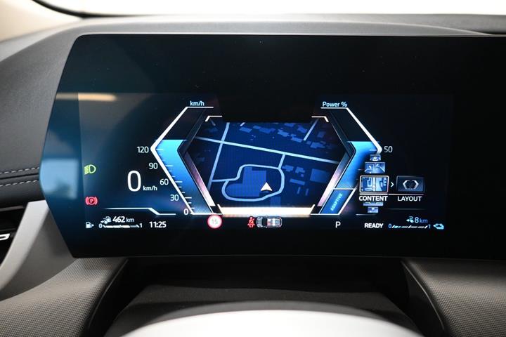 Hvid BMW 225e fra 2025