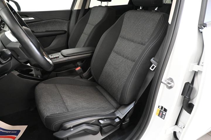 Hvid BMW 225e fra 2025