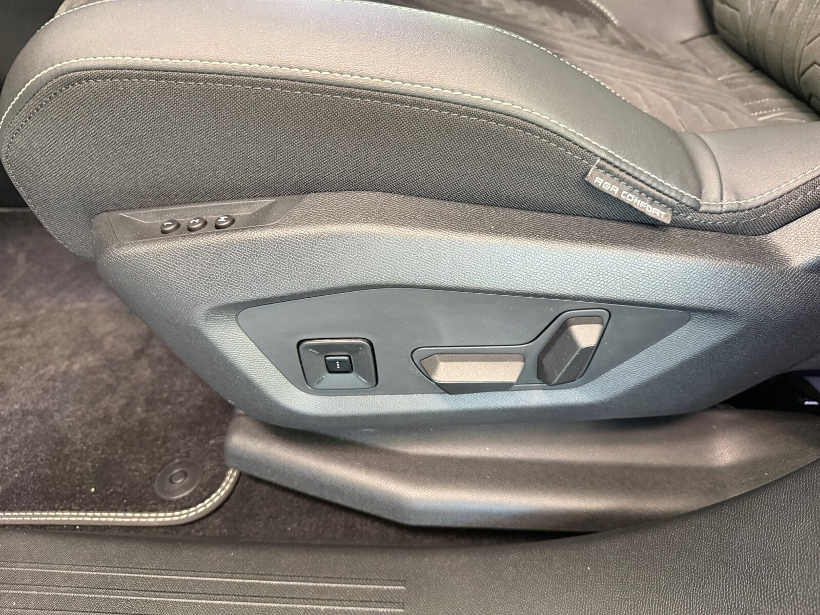 Grå Peugeot e-3008 fra 2025