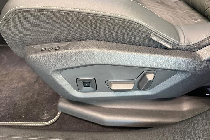 Grå Peugeot e-3008 fra 2025