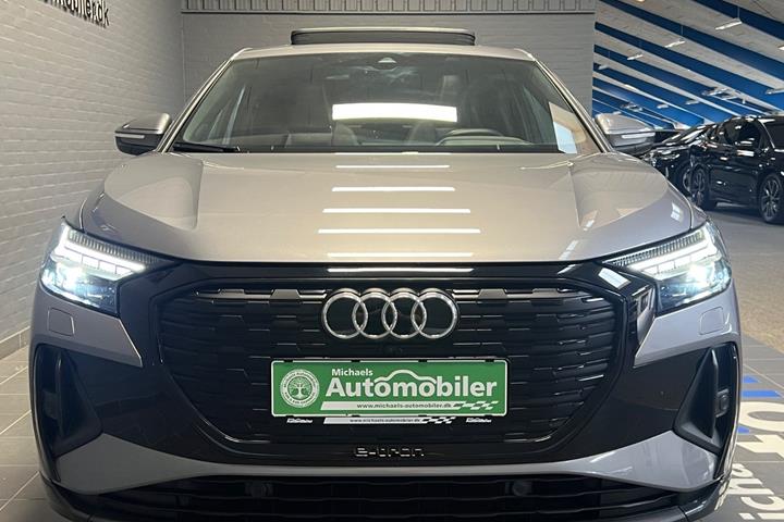 Grå Audi Q4 e-tron fra 2025