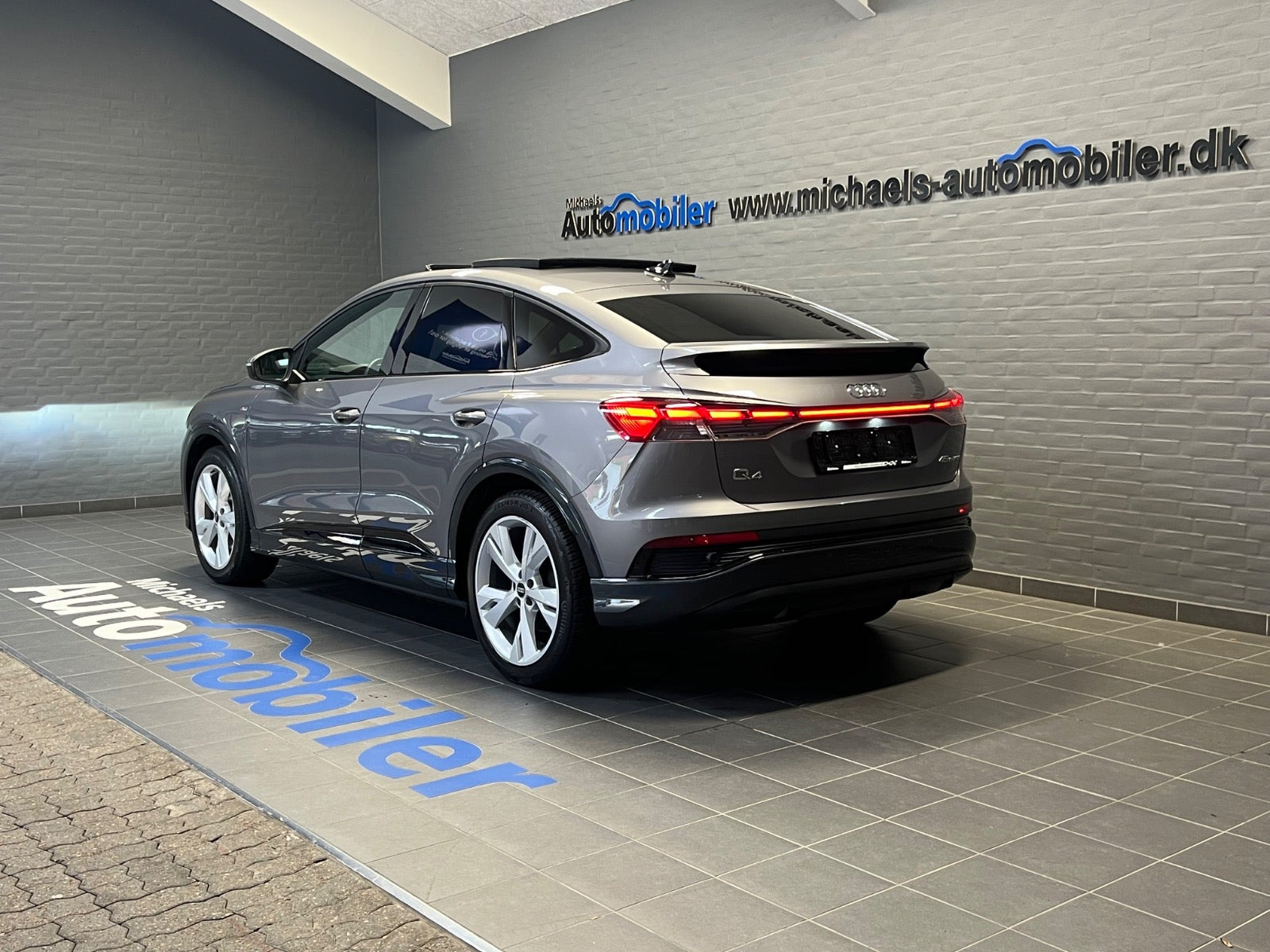 Grå Audi Q4 e-tron fra 2025